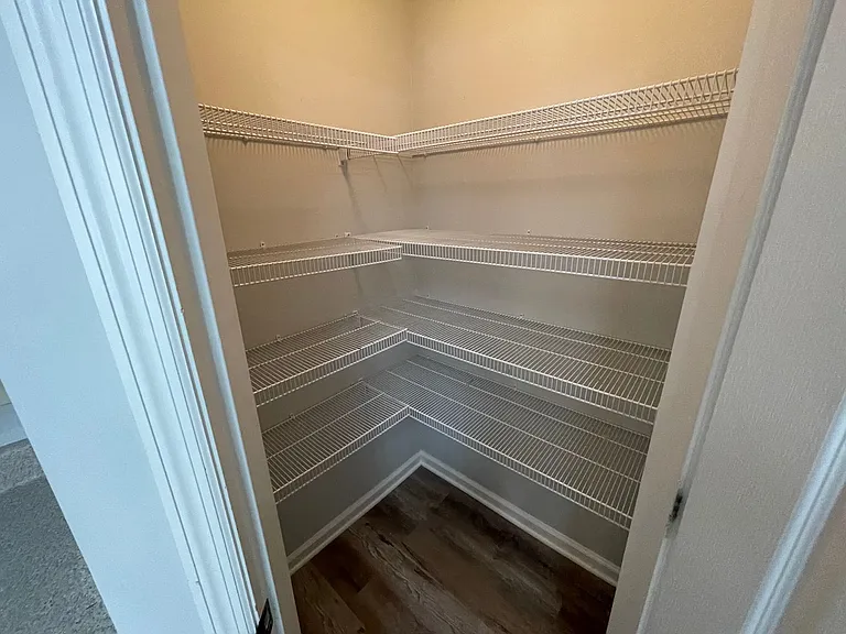 724 Llewellyn Ln — Photo 10