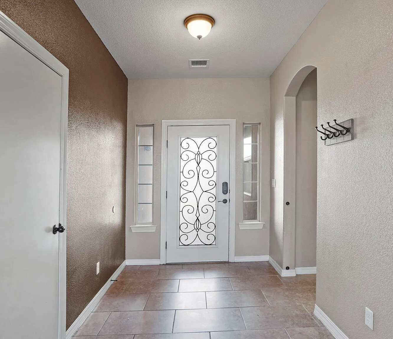 4 bed, 3.0 bath, 2596 sqft, $2,300 — Photo 4