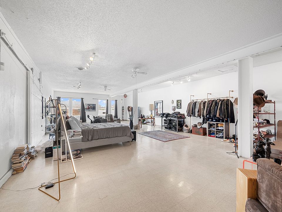 1st image of 907 W Jefferson Blvd #C