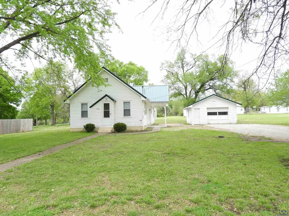 323 W 10th St, Lyndon, KS 66451