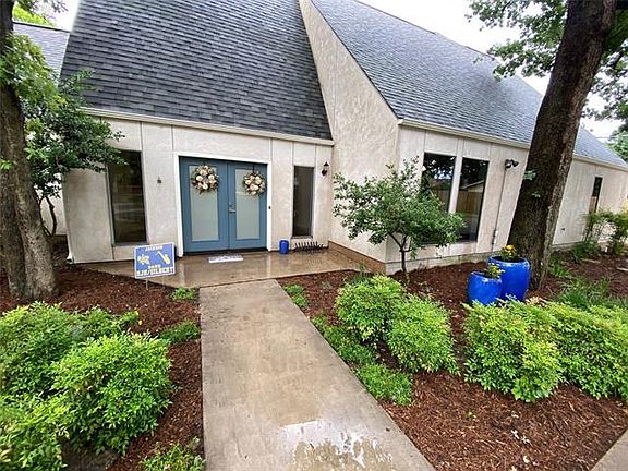 2nd image of 2322 Wisteria St