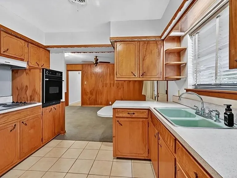 1402 Hillcrest Dr — Photo 18