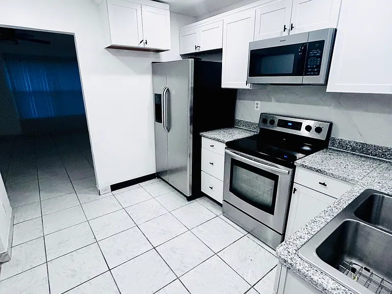 1329 Longwood St #A — Photo 2