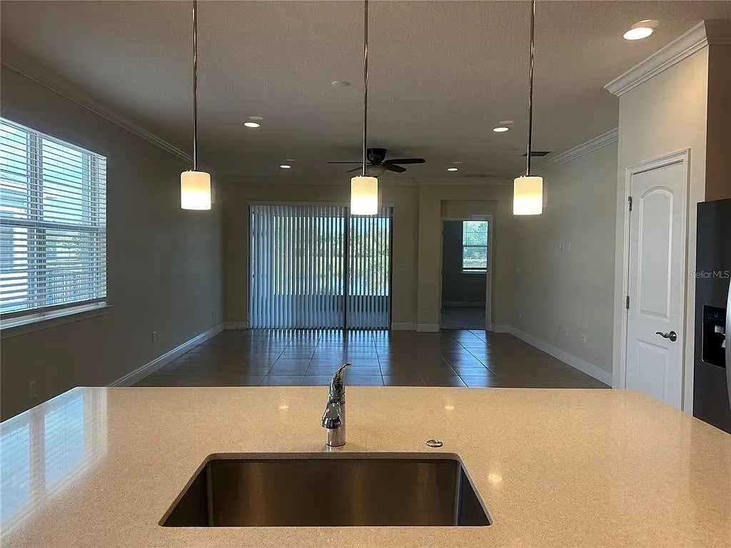 3 bed, 2.0 bath, 1876 sqft, $2,200 — Photo 3