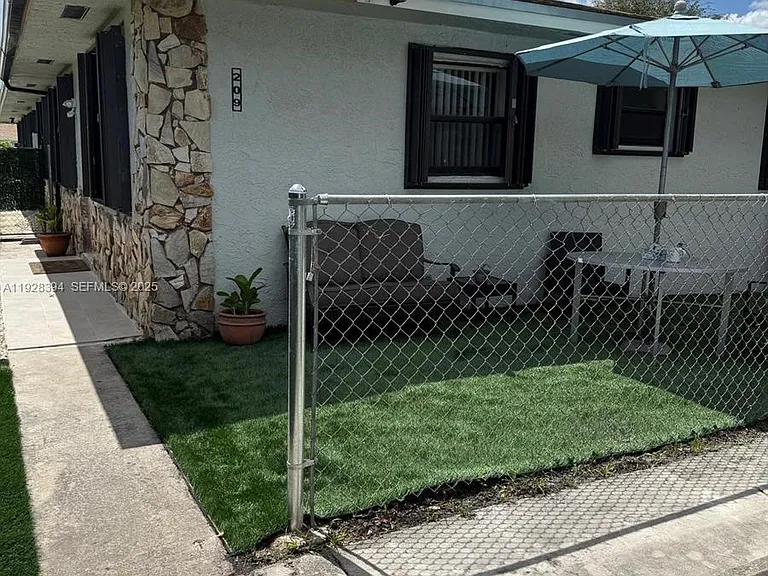 209 NW 7th Ct #1-2 — Photo 5