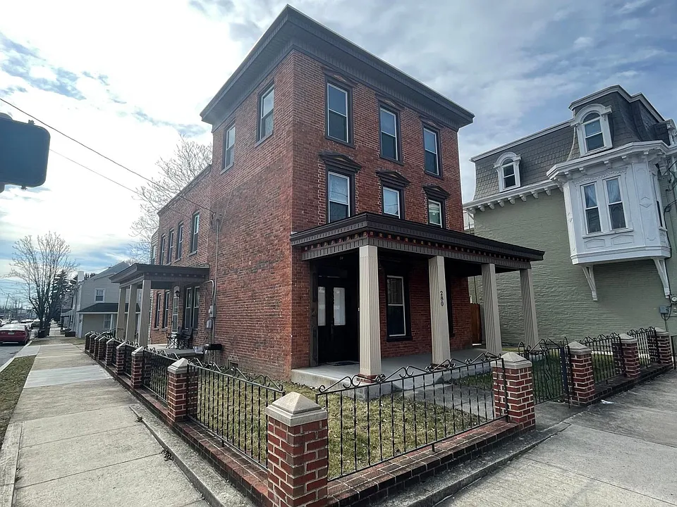280 E Queen St #C
