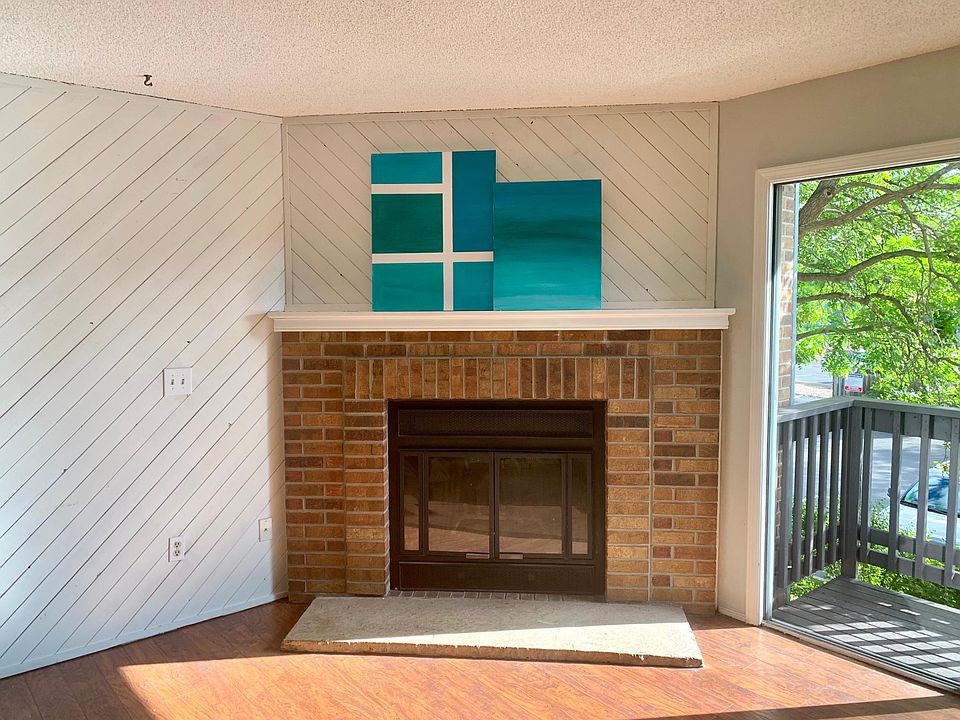 Entry/Living Room