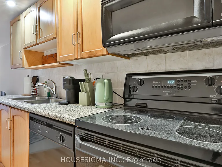 270 Wellington St W #222 — Photo 35