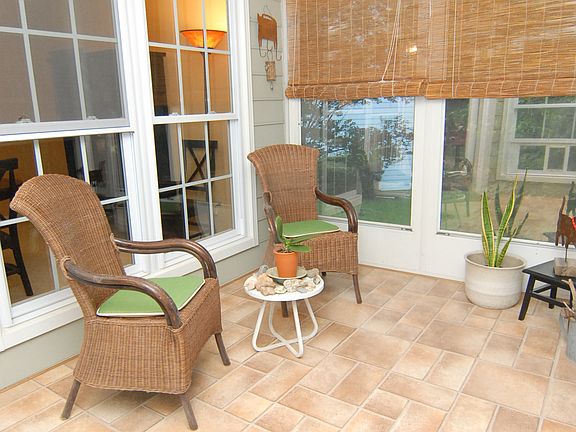 Screened porch/sunroom