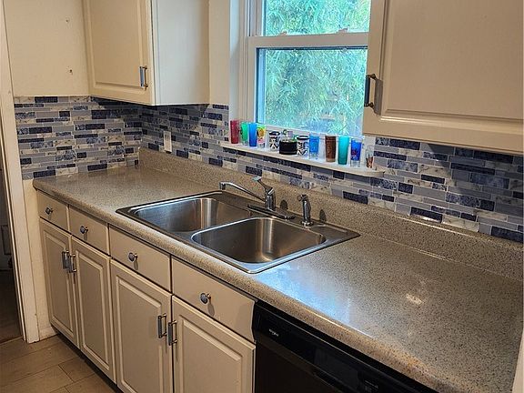 5th image of 656 NE 11th St