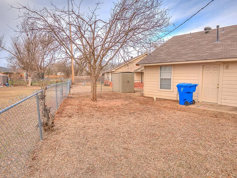 828 Russell Cir #828 — Photo 17