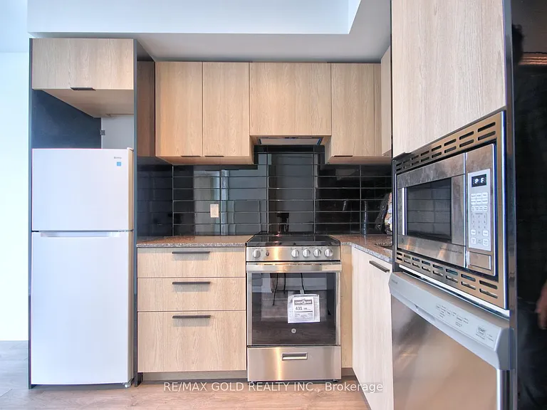 501 Yonge St #3613 — Photo 2