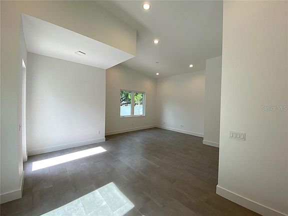 4th image of 881 S Jefferson Ave