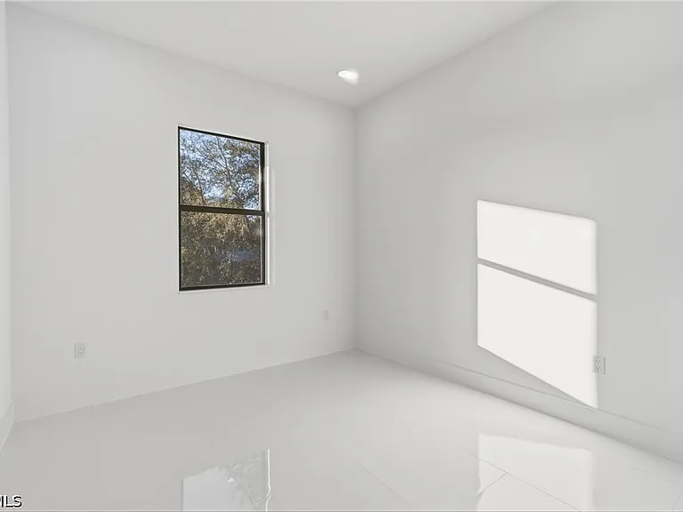 566 Eisenhower Blvd — Photo 18
