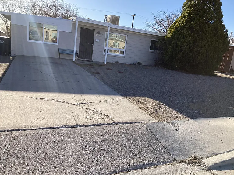 2705 Dakota St NE — Photo 9