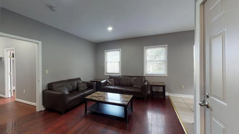 4 bed, 1.5 bath, 1550 sqft, $3,200 — Photo 2