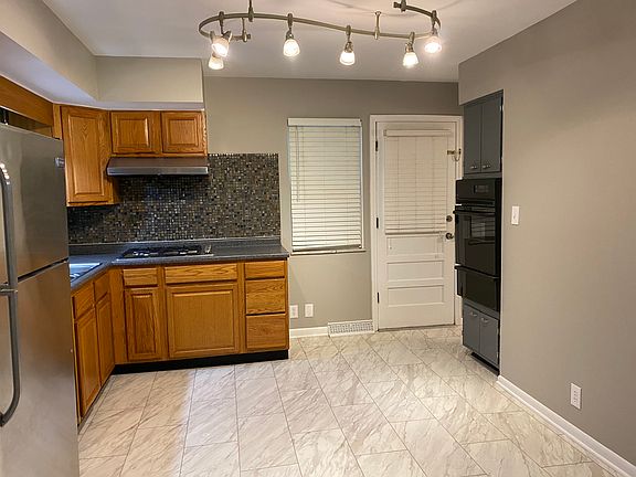 Eat-in kitchen