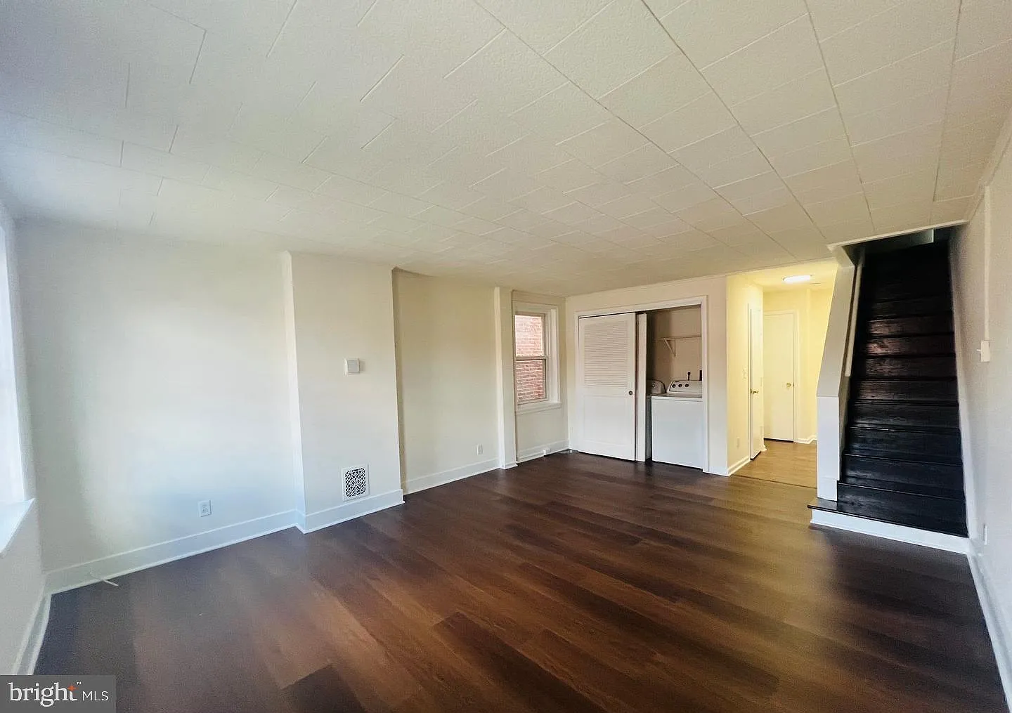 3 bed, 1.0 bath, 1944 sqft, $1,800 — Photo 3