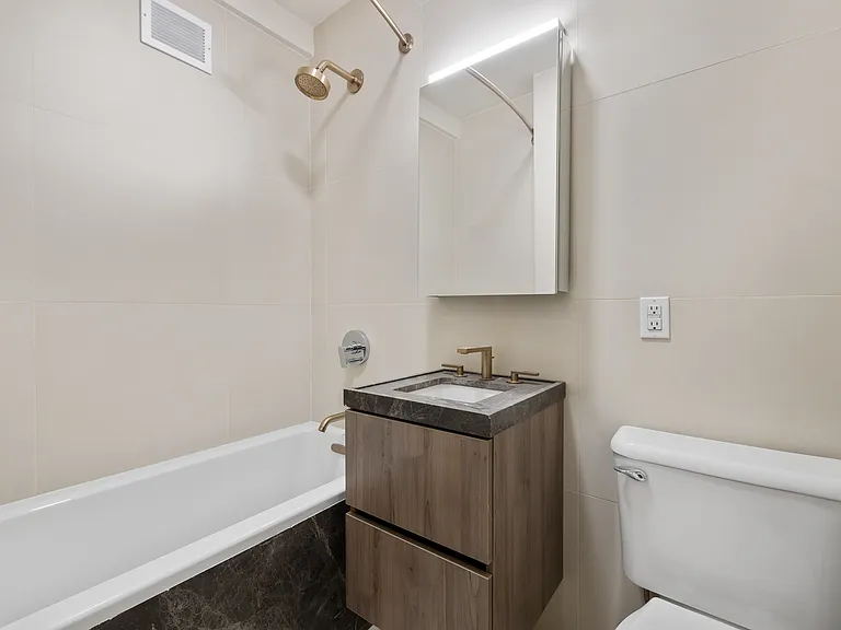 340 E 52nd St #5F — Photo 4