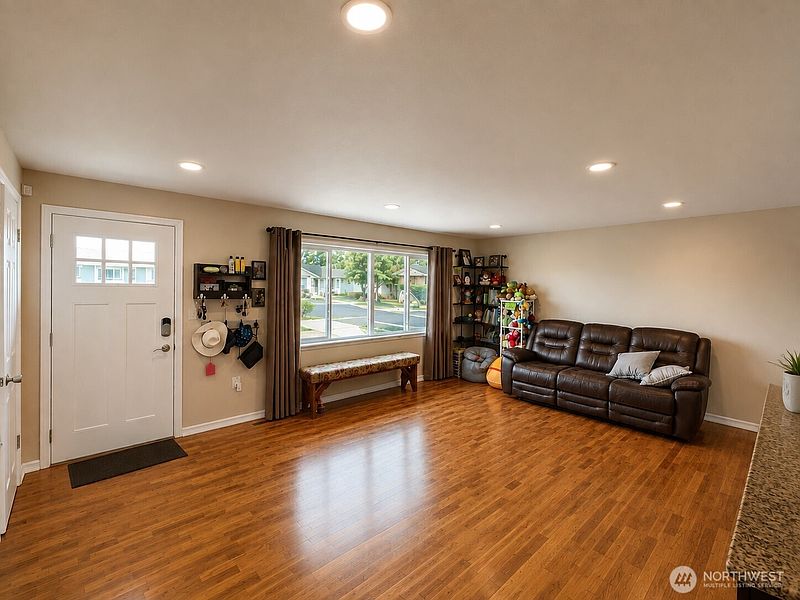 4th image of 1326 E Elm Street