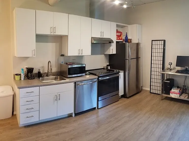 APT ON ESSEX — Photo 16