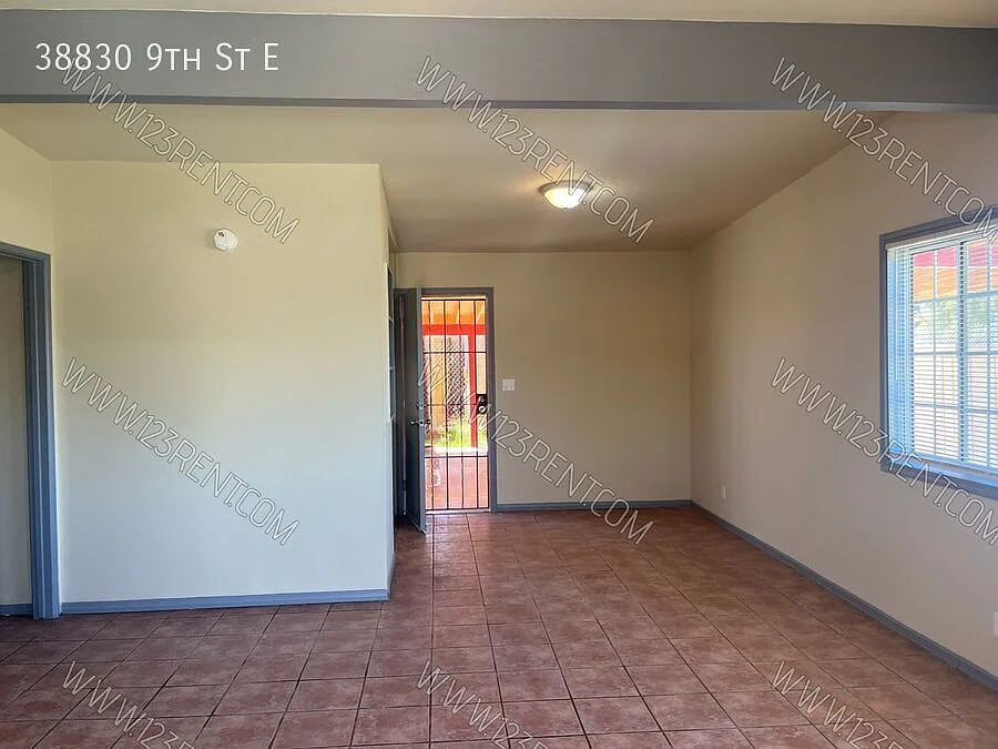 1bd/ 1bth Unit (Duplex Style) East Palmdale Just Upgraded — Photo 4