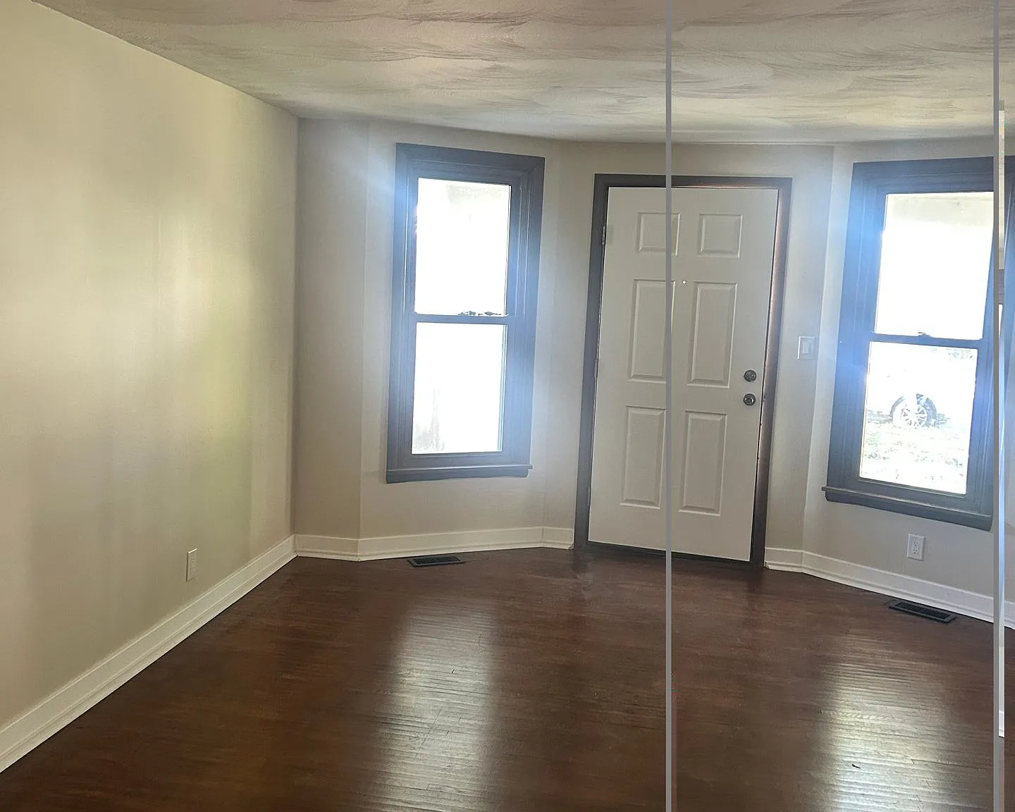 2 Bedroom Duplex 702 S. Glenwood — Photo 2