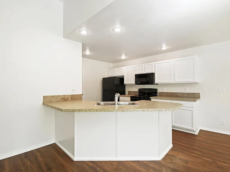 3007 Manchester Dr — Photo 4
