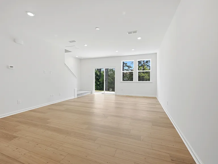 210 Parker Ln — Photo 11
