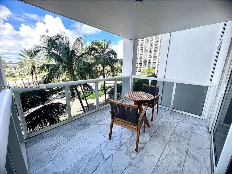 10275 Collins Ave #323 — Photo 25