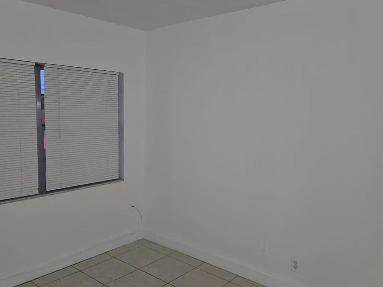 230 SW 11th Ave #17 — Photo 7