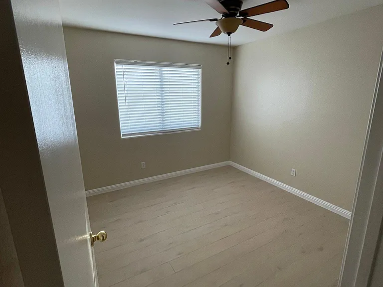 1038 W Tremaine Ave — Photo 6