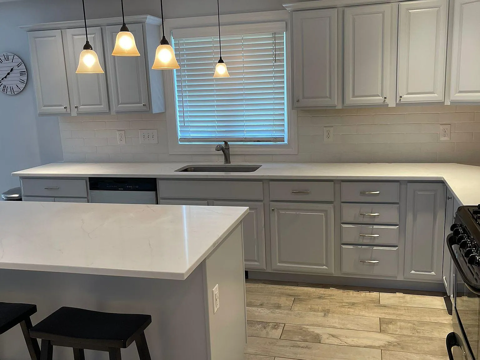 4 bed, 2501 sqft, $4,200 — Photo 4