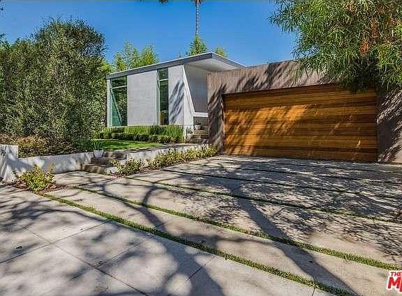 3rd image of 742 N Orange Dr