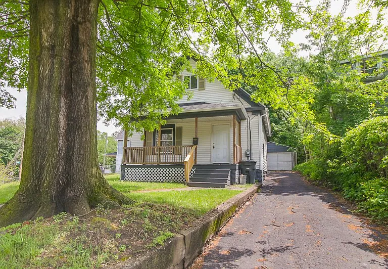 838 Hazel St — Photo 2