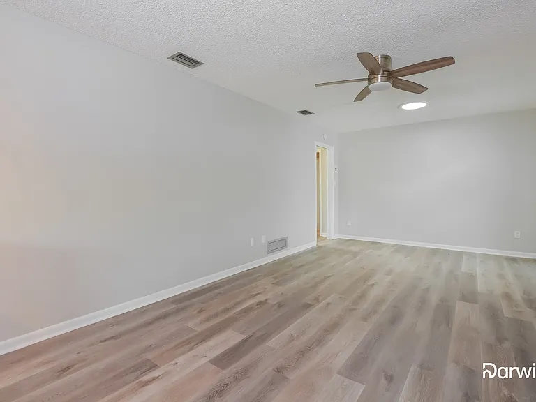 1013 Bradford Dr — Photo 4