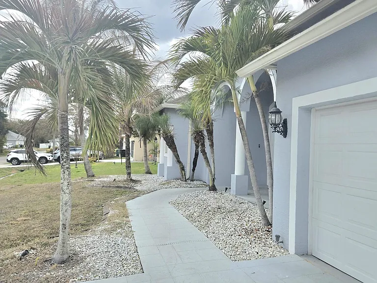 2472 SW Valnera St — Photo 5