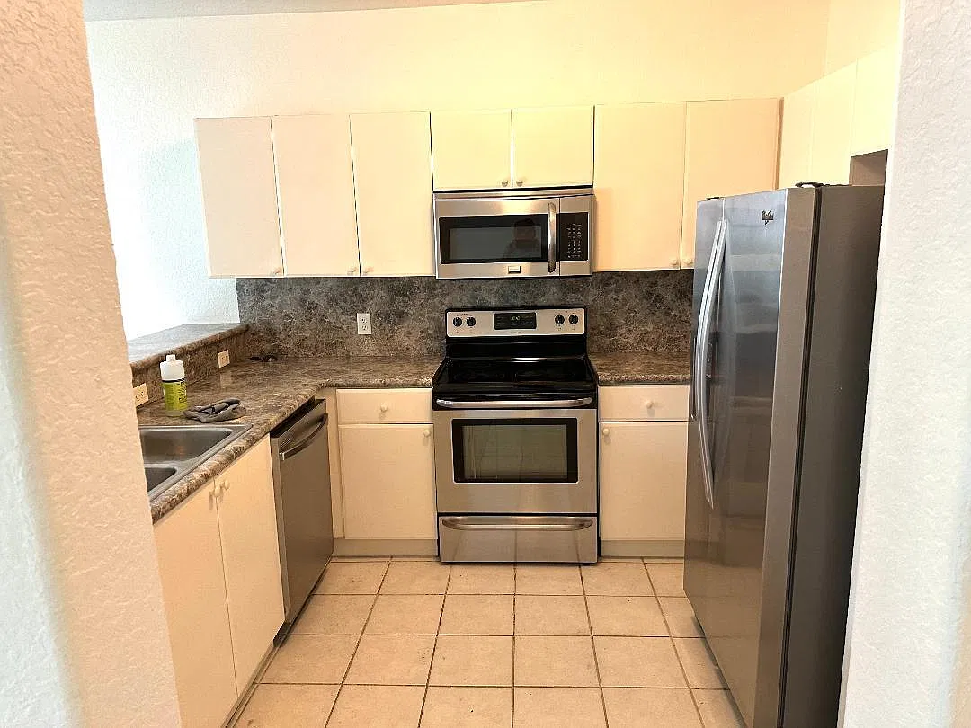 3 bed, 2.5 bath, 1705 sqft, $2,400 — Photo 4