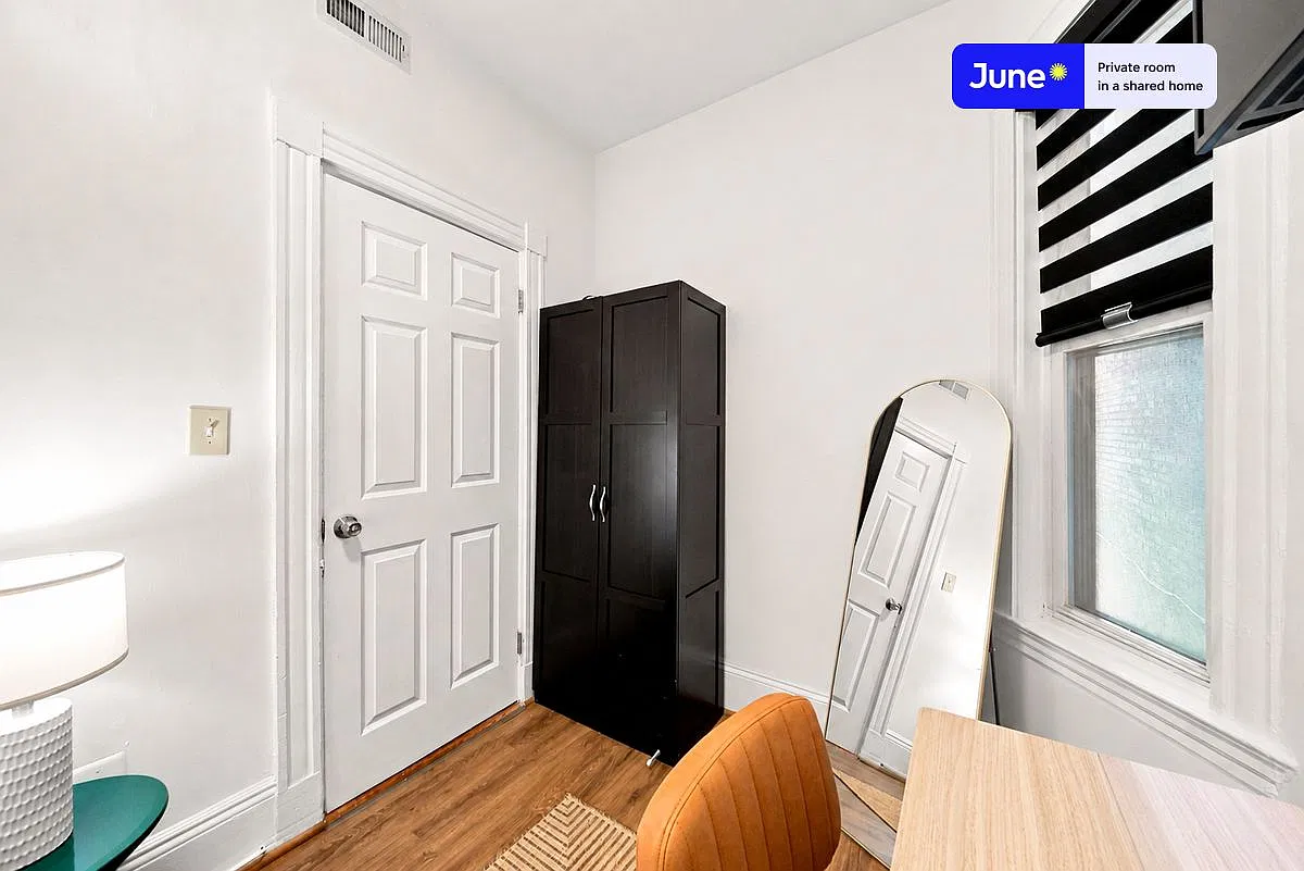 Queen bedroom in 7 bed/2 bath home in Allston #834 E — Photo 2