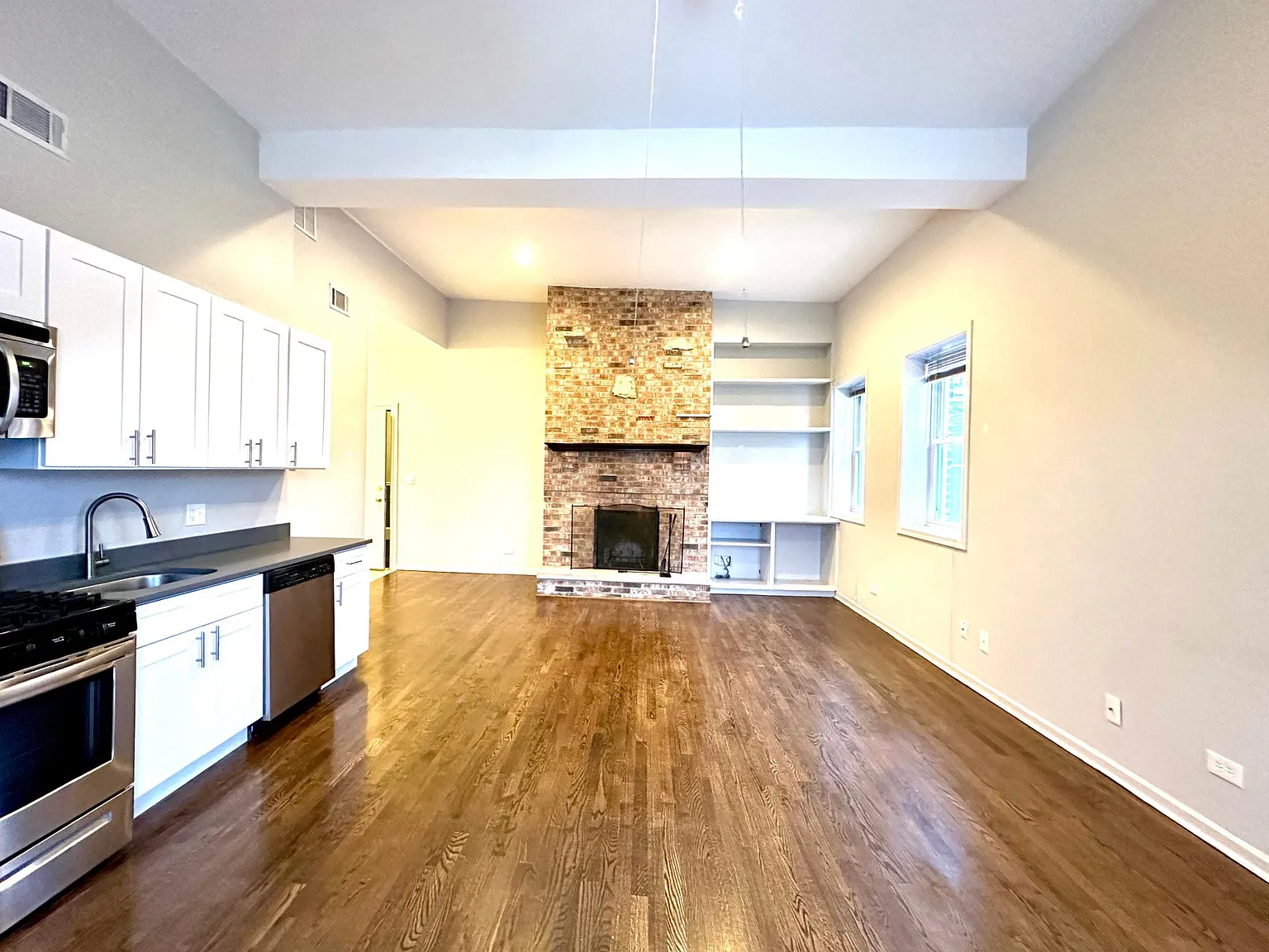 2 bed, 900 sqft, $3,310 — Photo 4