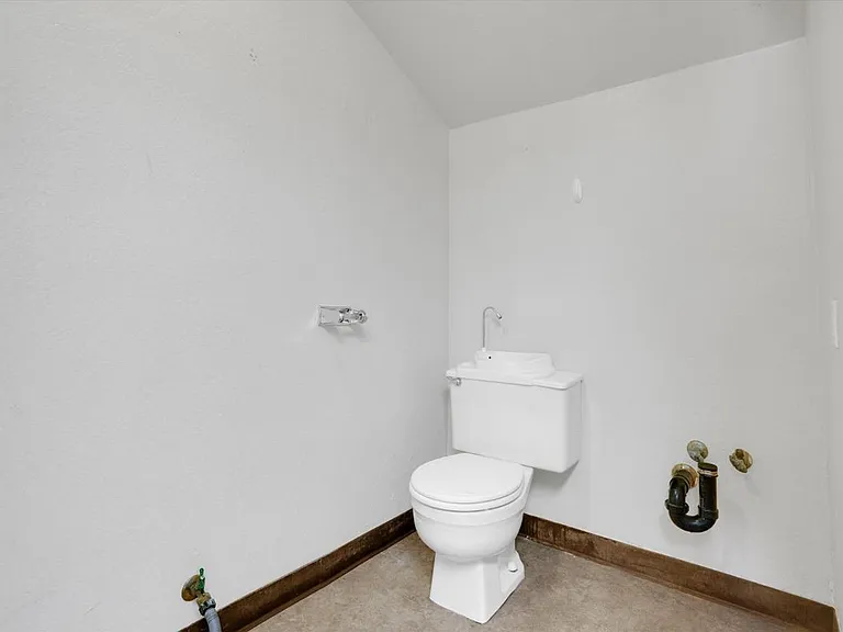 490 E L St — Photo 7