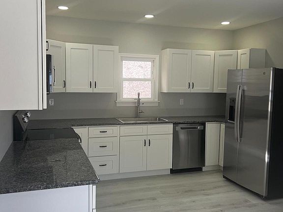 3rd image of 327 W Grand Ave