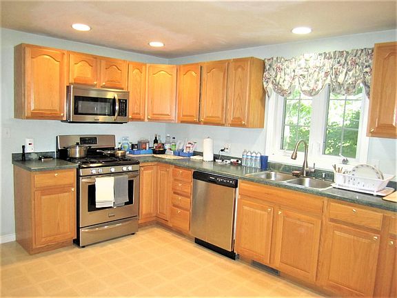 4th image of 25 Tiverton Ave