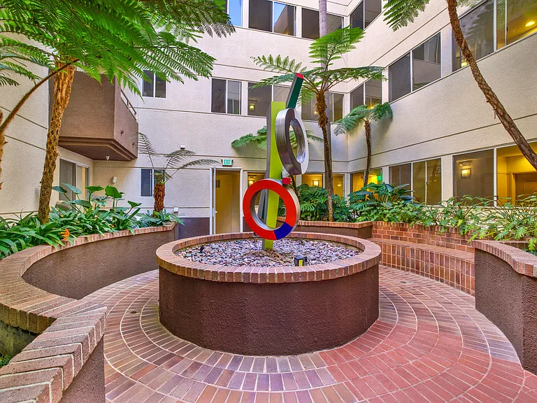 Peach Tree Court Apartments — Photo 4