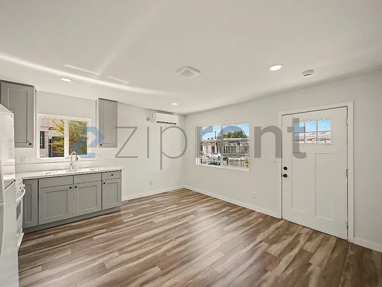 700 E 50th St — Photo 5