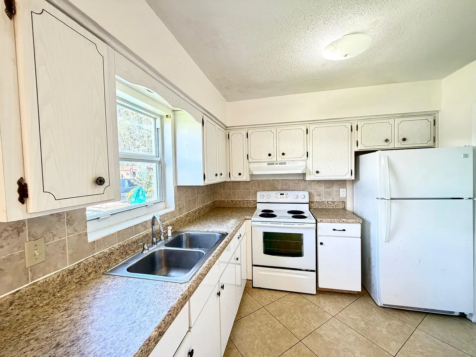 2 bed, 1.5 bath, 3877 sqft, $1,950 — Photo 2