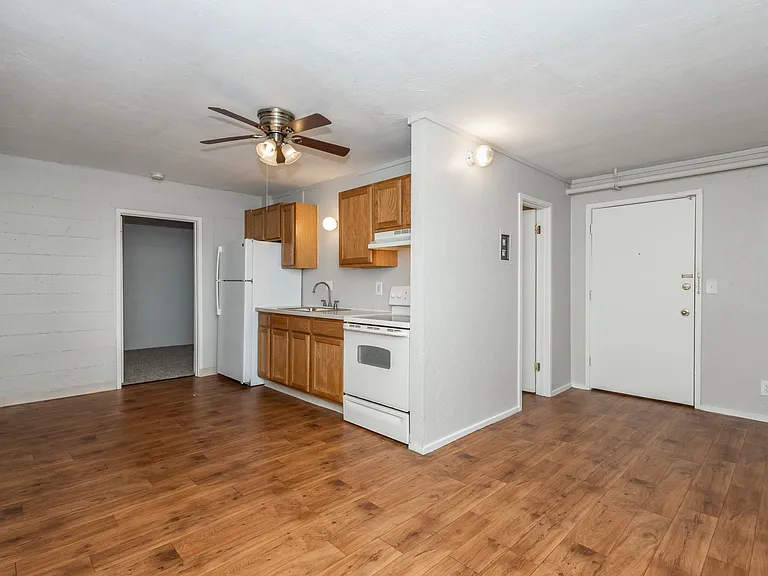 Skylark Apartments — Photo 40