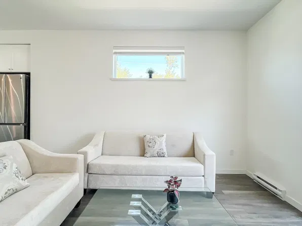 15487 99a Ave #1, Surrey, BC V3R 7N1