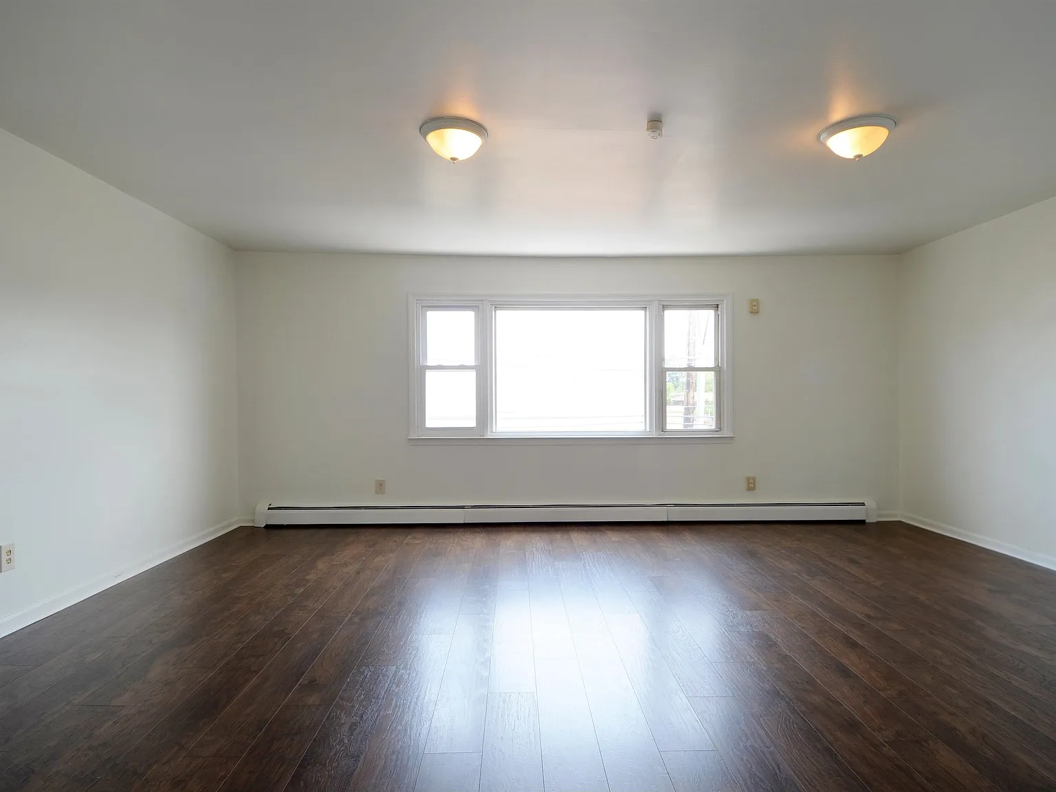 3 bed, 1.0 bath, 1200 sqft, $2,400 — Photo 3