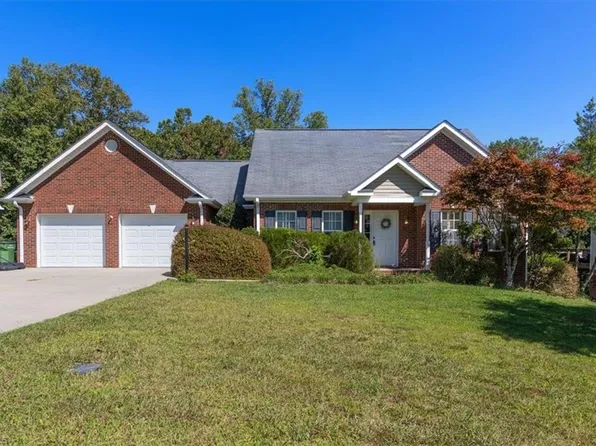 107 N Hills Dr, Mount Airy, NC 27030